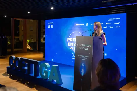 Escenario dos Premios Enxeño cunha presentadora no atril