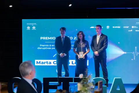 Entrega dun Premio Enxeño no escenario ante a pantalla