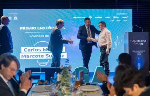 Apertón de mans durante a entrega dun Premio Enxeño
