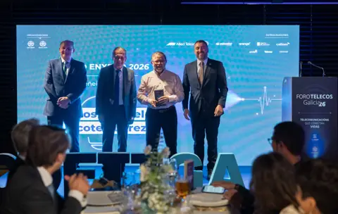 Premiados e autoridades sobre o escenario cos galardóns