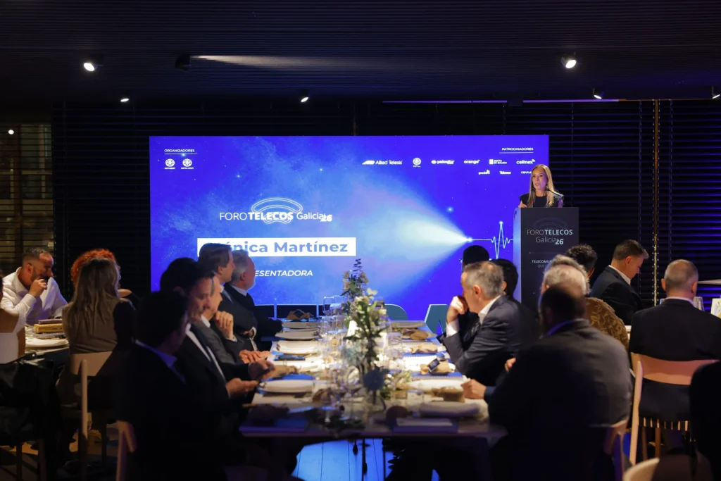 Comensais nas mesas da gala escoitan unha muller que fala desde o atril