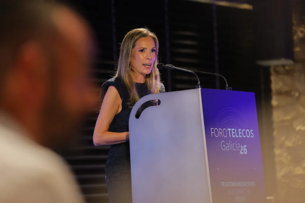 A presentadora da gala dirixe unhas palabras desde o atril do ForoTelecos Galicia 26